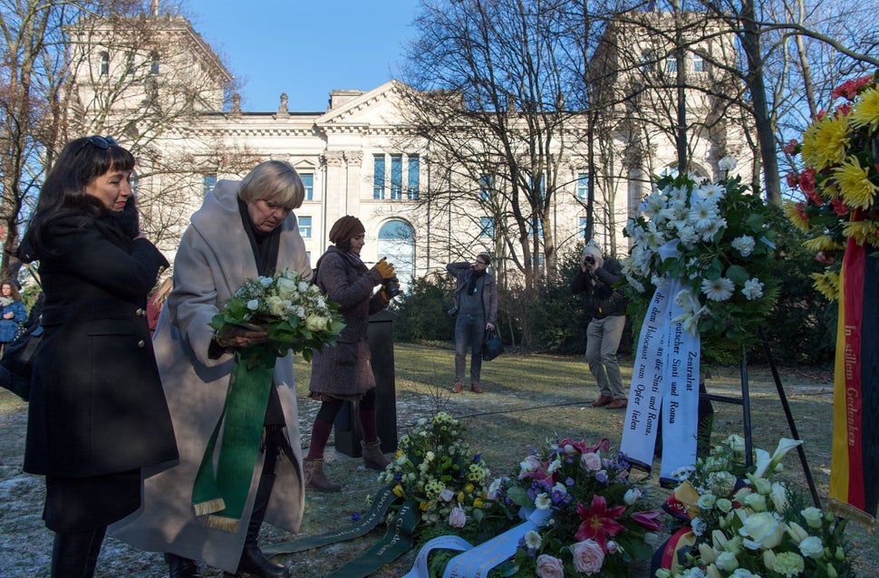 A German official lays down a wreath during a commemoration ceremony at Berlin's Roma memorial on International Holocaus