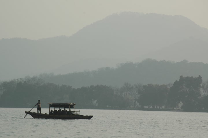 The scene on West Lake is like a classic Chinese painting