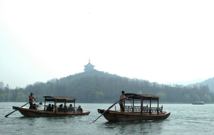 <p><em>Picturesque West Lake, Hangzhou</em></p>
