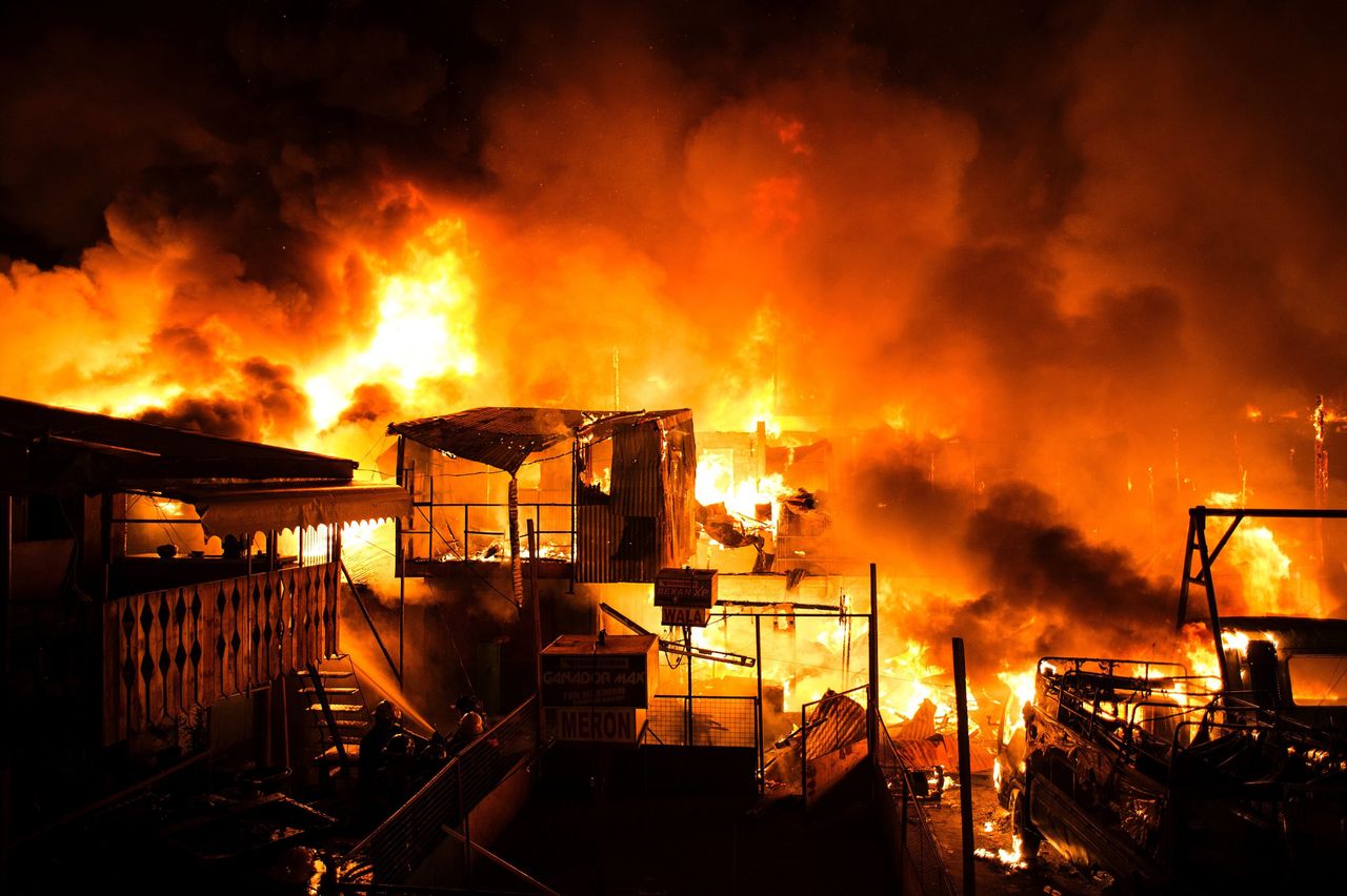 A massive fire destroyed hundreds of shanties at a community of informal settlers in Manila.