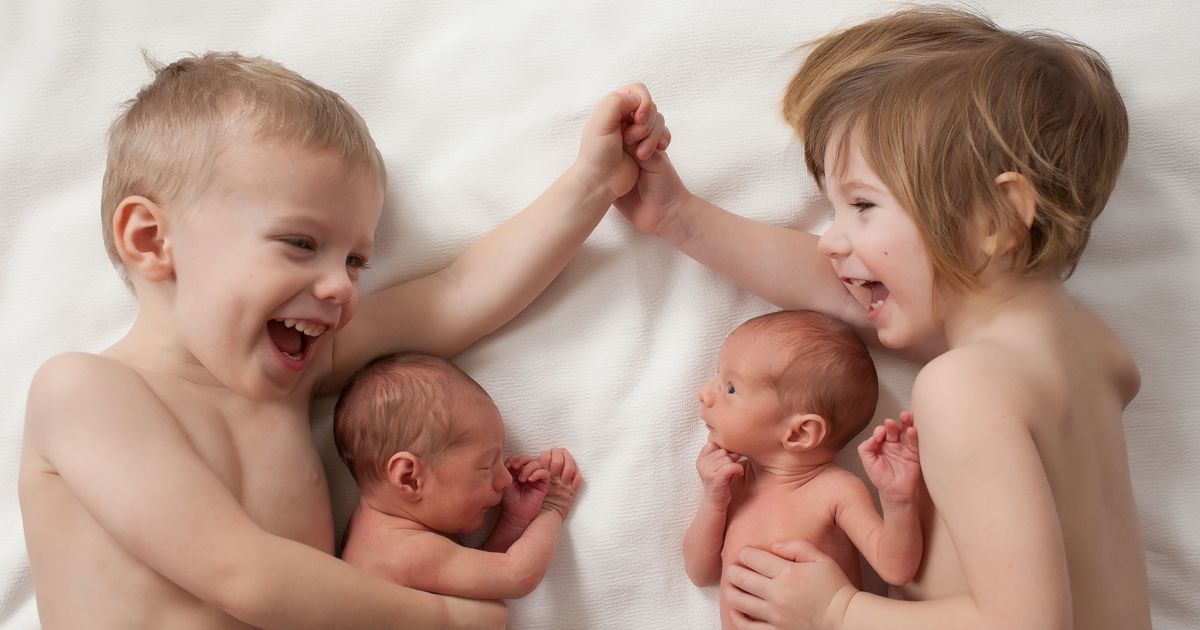 Рождение ребенка от 3 родителей. Дети двойняшки. Трое малышей. Близнецы малыши. Брат и сестра двойняшки.