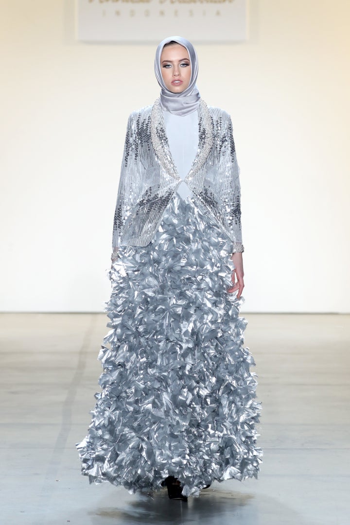 komplet nationalsang Forgænger This Gorgeous Fashion Show Featured Immigrant Models In Hijabs | HuffPost null komplet nationalsang Forgænger This Gorgeous Fashion Show Featured Immigrant Models In Hijabs | HuffPost null