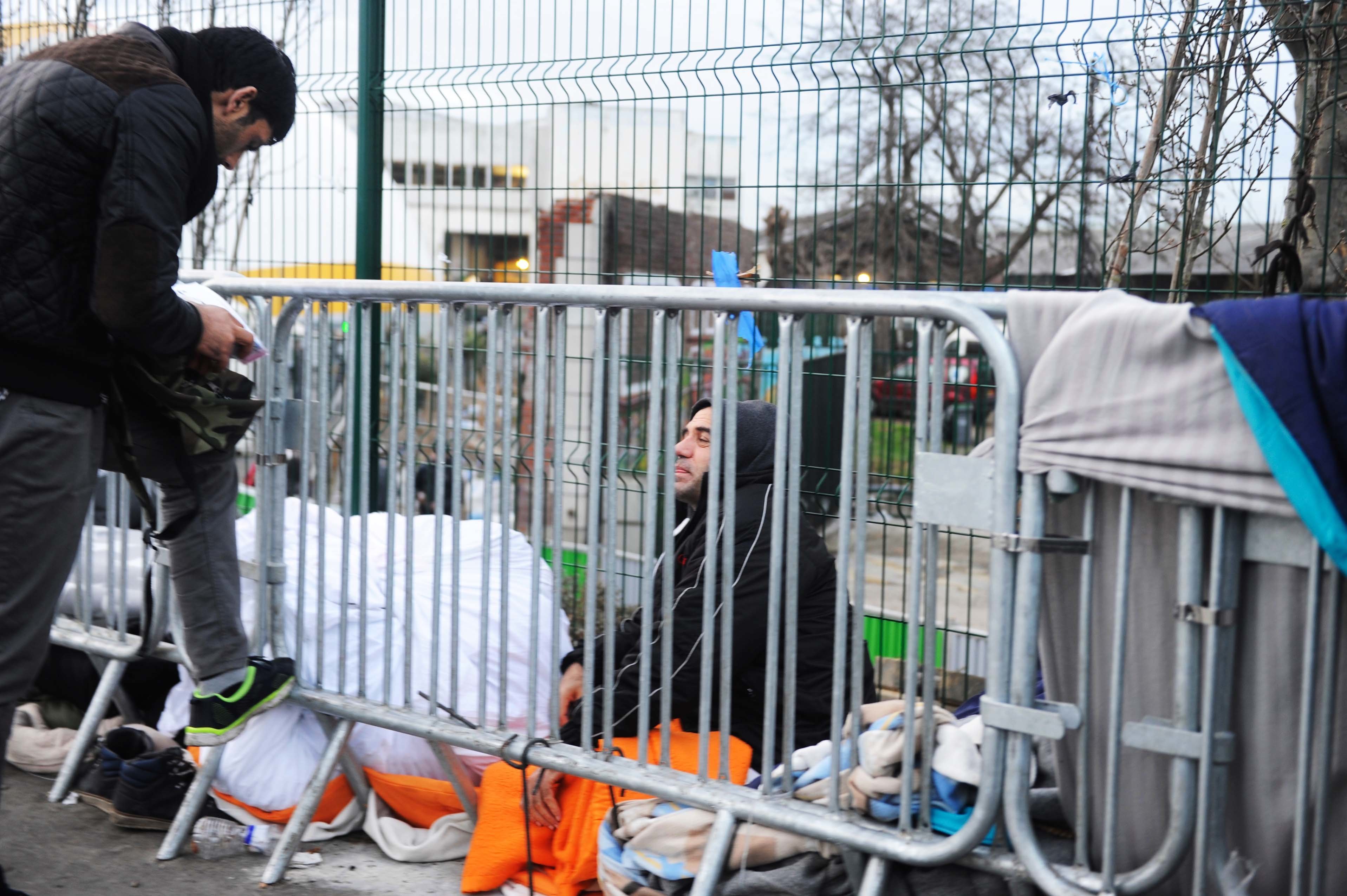 Hundreds Of Migrants And Refugees Are Sleeping Outdoors In Paris ...