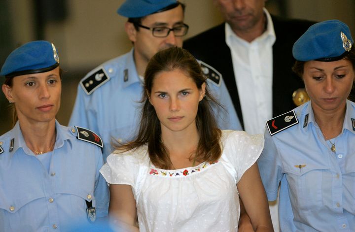 Amanda Knox flanked by Italian police at a court hearing in Perugia in 2008 