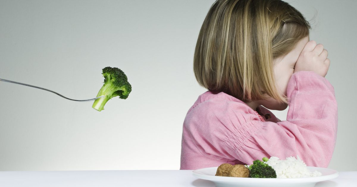 Сойти заставлять. Боязнь овощей. Неофобия у детей. Пищевая неофобия у детей. Заставляет кушать.