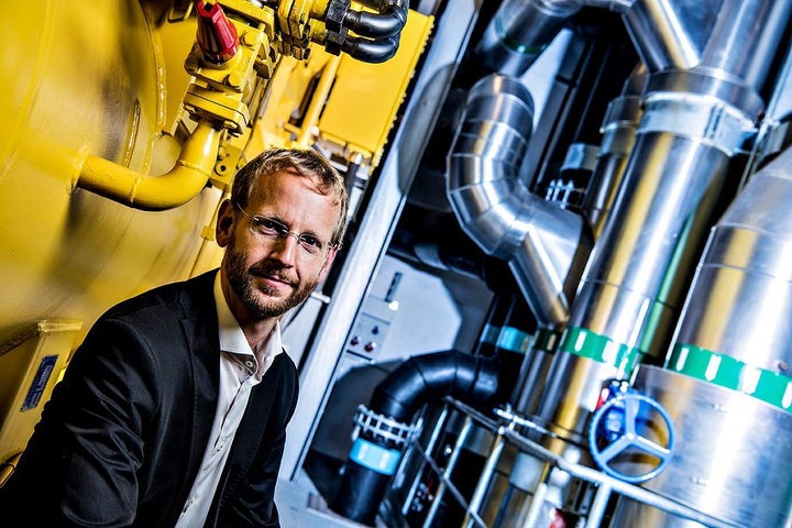 Henrik Bøgeskov, HOFOR’s head of district cooling, stands in front of the district cooling system. 