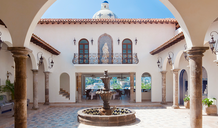 <p>Interior Courtyard, Casa Kimberly, the former home of Elizabeth Taylor and Richard Burton.</p>