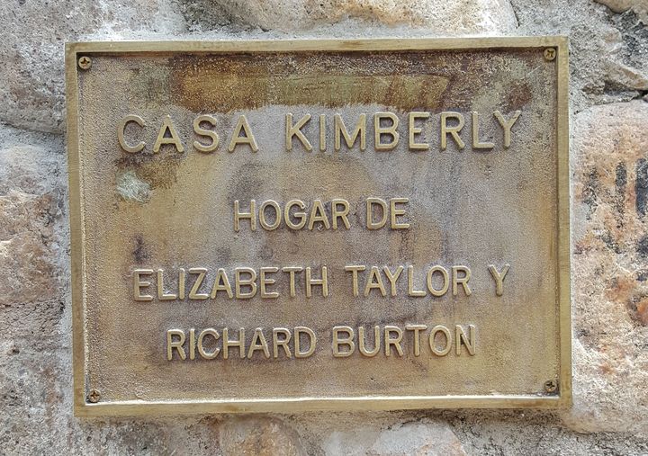 <p>Sign commemorating the former love nest of Elizabeth Taylor and Richard Burton.</p>