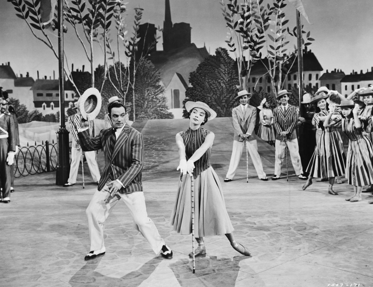 Gene Kelly dances with Leslie Caron.