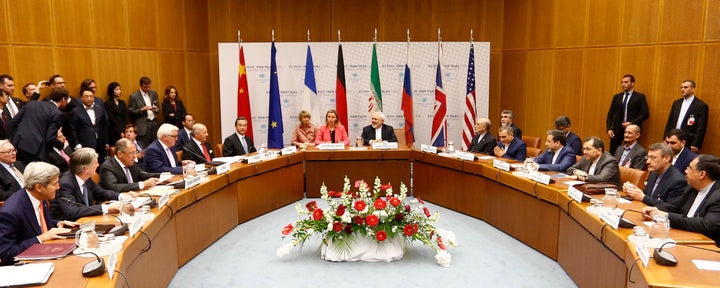<p>The ministers of foreign affairs of P5 +1 and the EU with Iran’s nuclear negotiating team (14 July 2015, Vienna).</p>