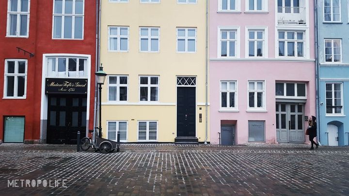 <p>Pastell coloured houses along Nyhavn</p>