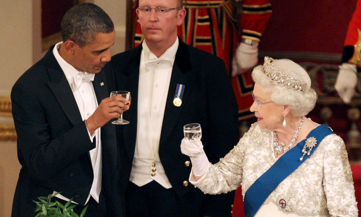 Queen Elizabeth and U.S. President Barack Obama (L) toast during a State Banquet in Buckingham Palace in London May 24, 2011. Obama was treated to royal pomp at Buckingham Palace Tuesday on a two-day state visit aimed at ensuring the United States and Britain keep the "special" in their relationship.