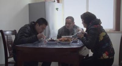 Yang Yang's family sits down to dinner in a scene from My Next Step 