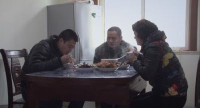 Yang Yang's family sits down to dinner in a scene from <em><strong>My Next Step</strong></em>