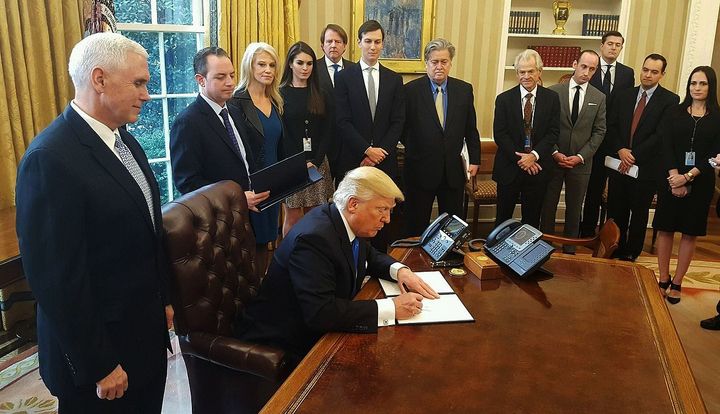  Donald Trump signs orders to green-light the Keystone XL and Dakota Access pipelines. 