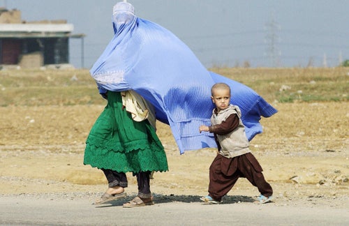 image11.jpg 2003年 イラク戦争 逃げる婦人 写真