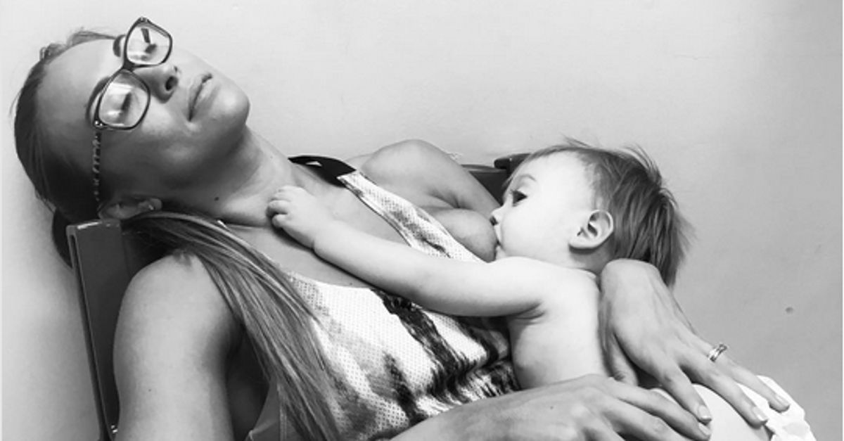 Он увидел голую маму. Фотограф Джейд Билл Breastfeeding. Сфотографировал голую мать. Emma Shardlow Hudson.