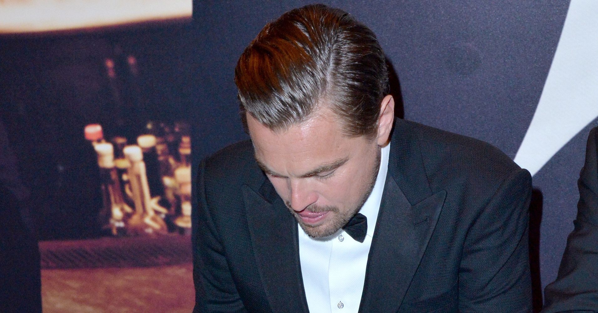 The Story Behind That Photo Of Leo Texting After His Oscar Win Huffpost 