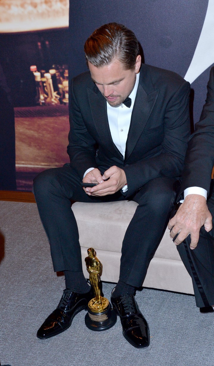 The Story Behind That Photo Of Leo Texting After His Oscar Win Huffpost 