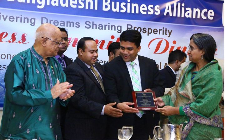 Zakir Khan receives award from several ministers of Bangladesh. 