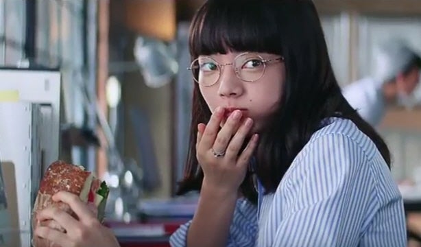 <p>The controversial online commercial for Shiseido's cosmetics line INTEGRATE. A male boss comes to a female employee and tells her, "You aren't a professional if your hard work shows in your face." / Source: YouTube screenshot</p>