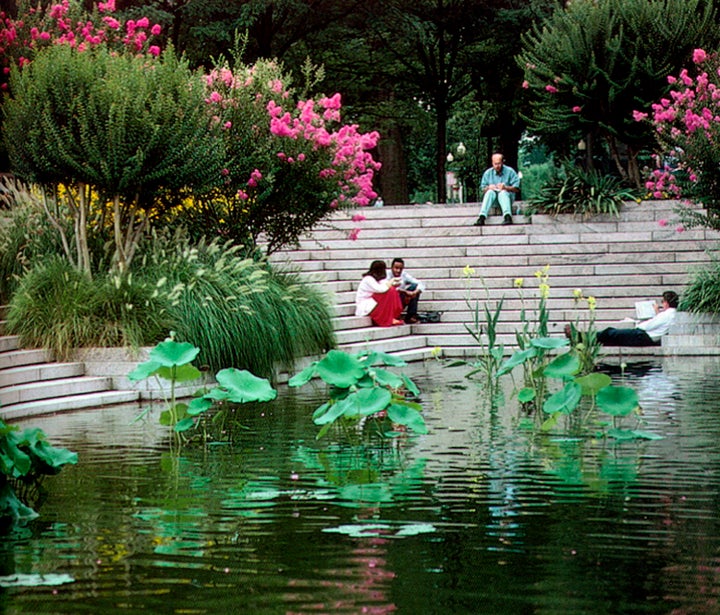 <p>Pershing Park, c. 1980s - Photograph courtesy Oehme van Sweden & Associates.</p>
