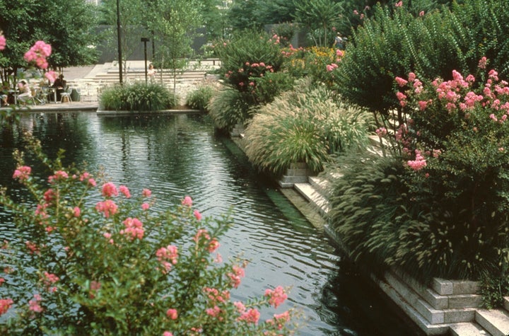 <p>Pershing Park, c. 1980s. Photograph courtesy Oehme van Sweden & Associates.</p>