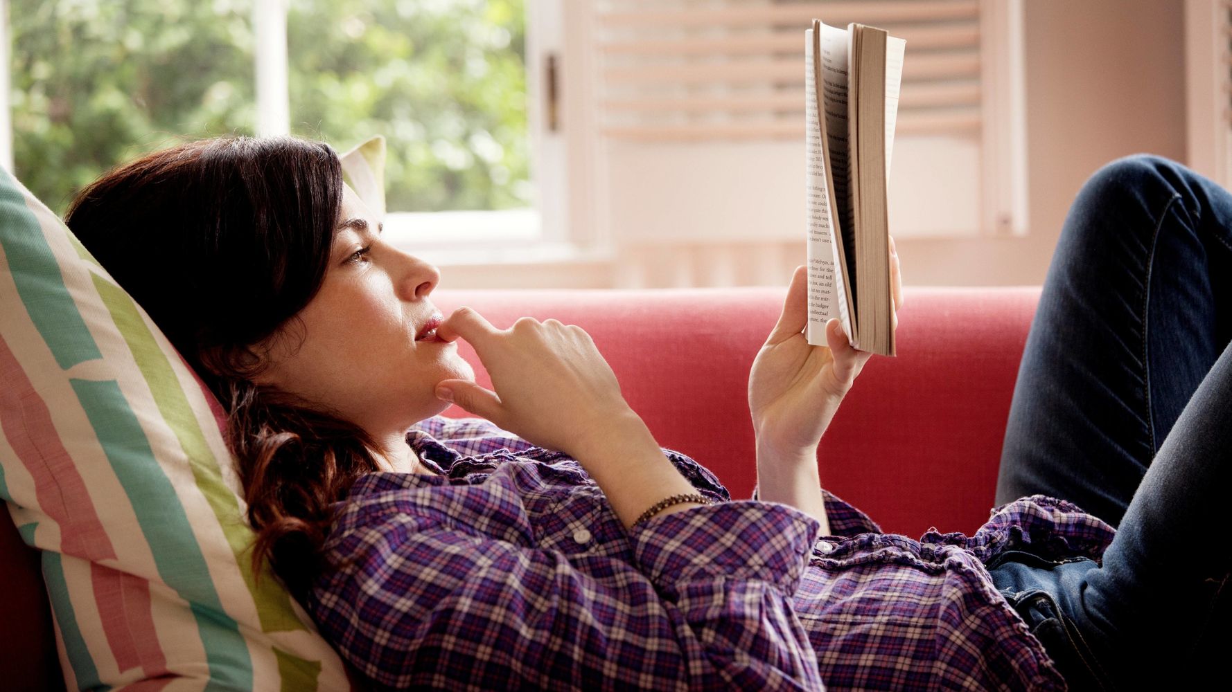 Кинули читаем. Reading Addiction. Girl reading book on Sofa in Underpants.