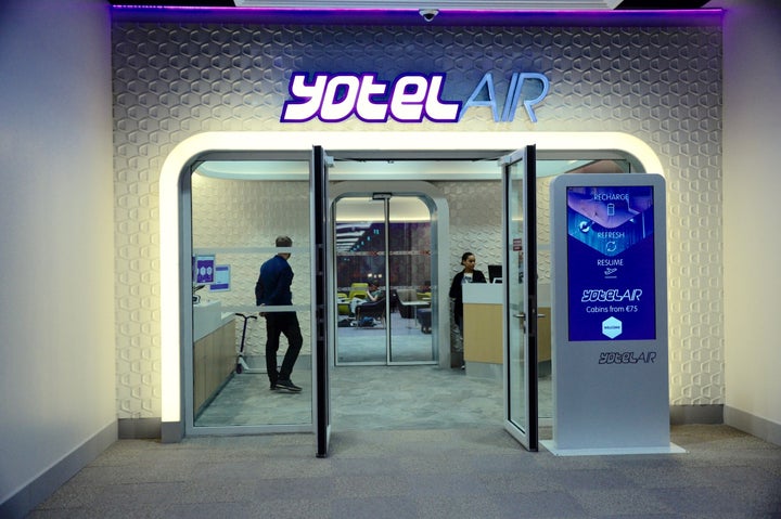 <p>Adjacent to the free transit lounge, a Yotel provides rooms by the hour.</p>