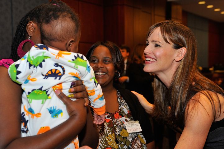 Jennifer Garner speaks with a DC family in Save the Children's Early Steps to School Success program in 2013. 