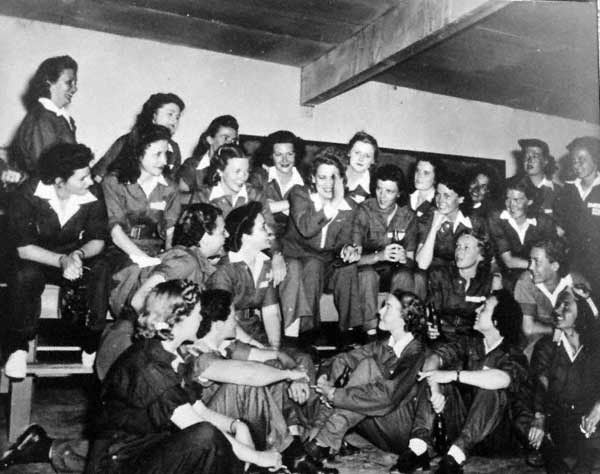 Jacqueline Cochran and WASP trainees.