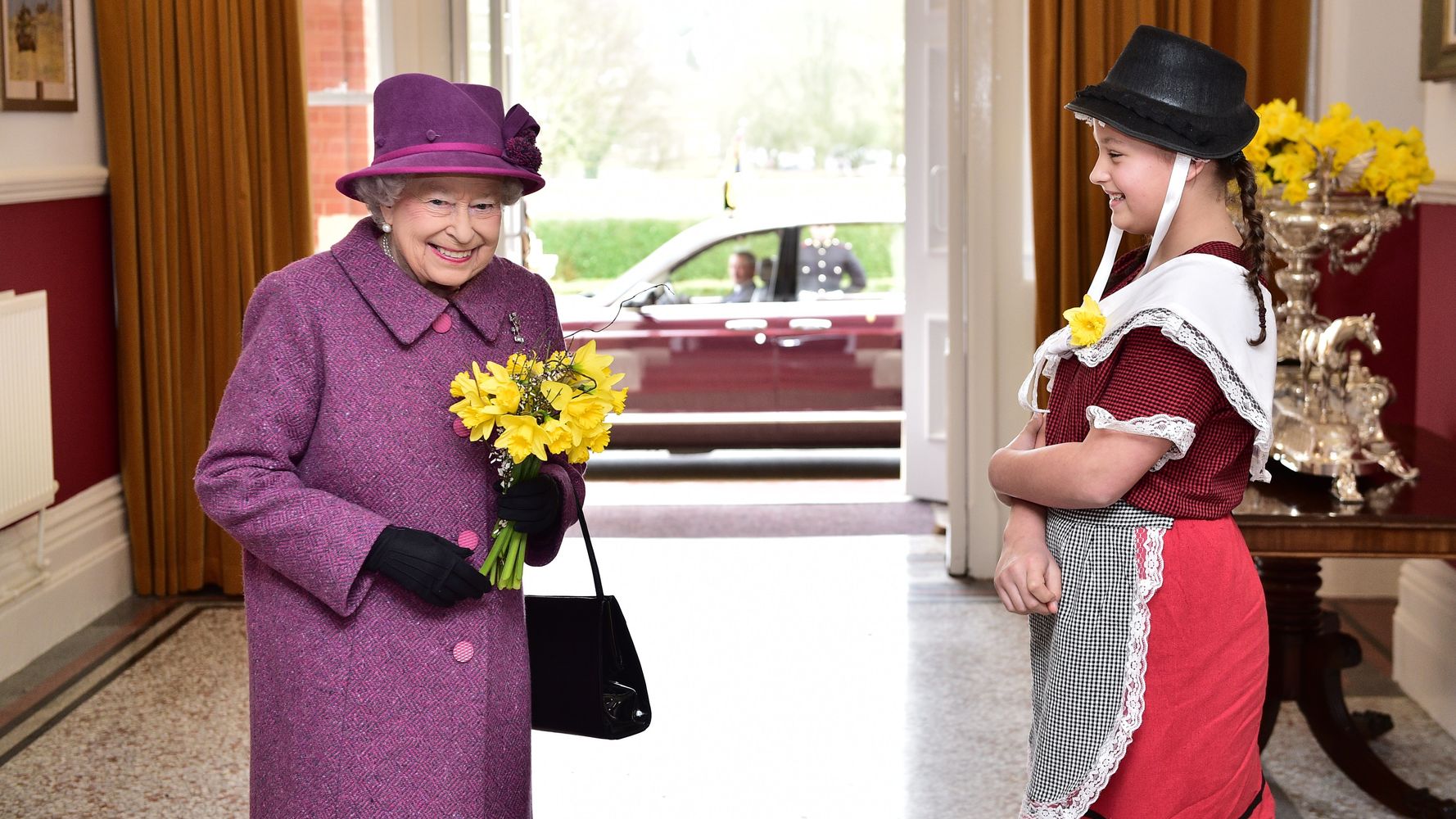 Kate Middleton 'uses her handbag to send signals to her staff like the  Queen