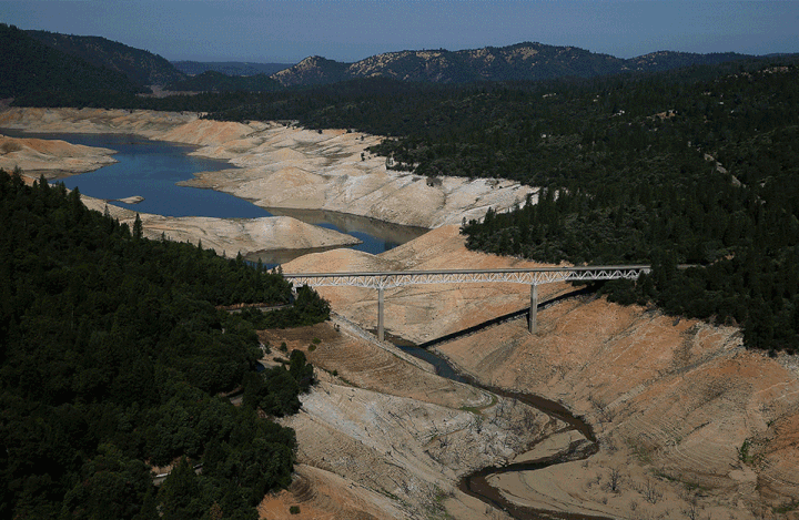 An image of the Enterprise Bridge passing over Lake Oroville in August 2014, followed by an image from May 2016.