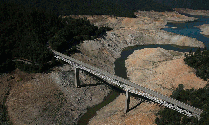  Enterprise Bridge sobre Lake Oroville se ve en agosto de 2014, seguido de mayo de 2016. en Oroville, California. 