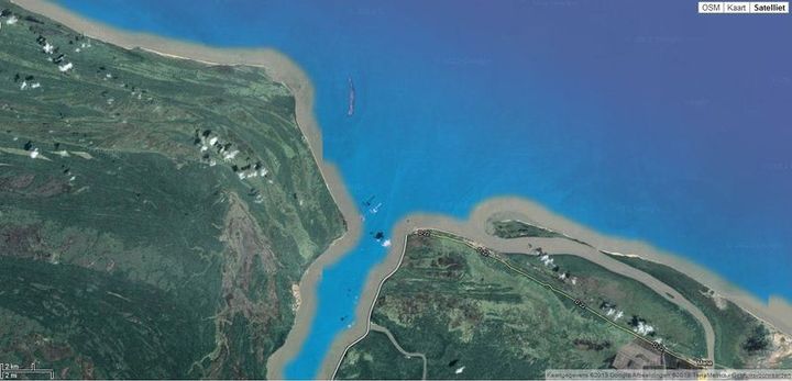 <p>Google earth image of the Maroni river estuary, with Galibi Village on the left bank underneath the mouth of the river </p>