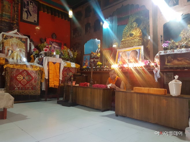 The inside of a temple in Tibetan colony. It's not so different from Korean temples./ Photographed by Jeong In-seo