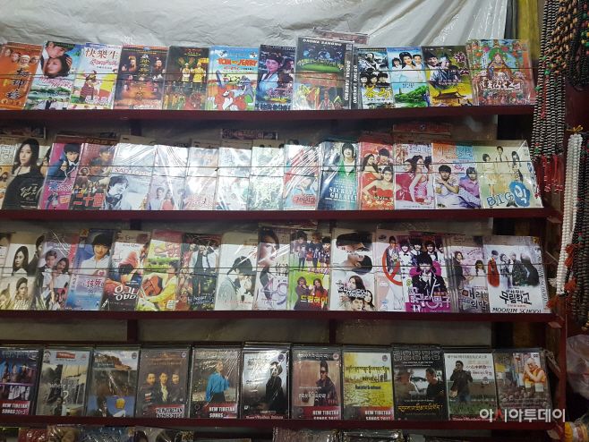 Korean drama and film CDs are on sale in a display stand in Tibetan colony. Korea is a familiar country among young Tibetans./ Photographed by Jeong In-seo