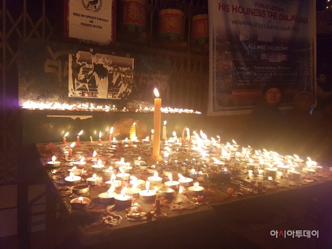 The empty ground where the temples are situated are illuminated with candles in the evening./ Photographed by Jeong In-seo
