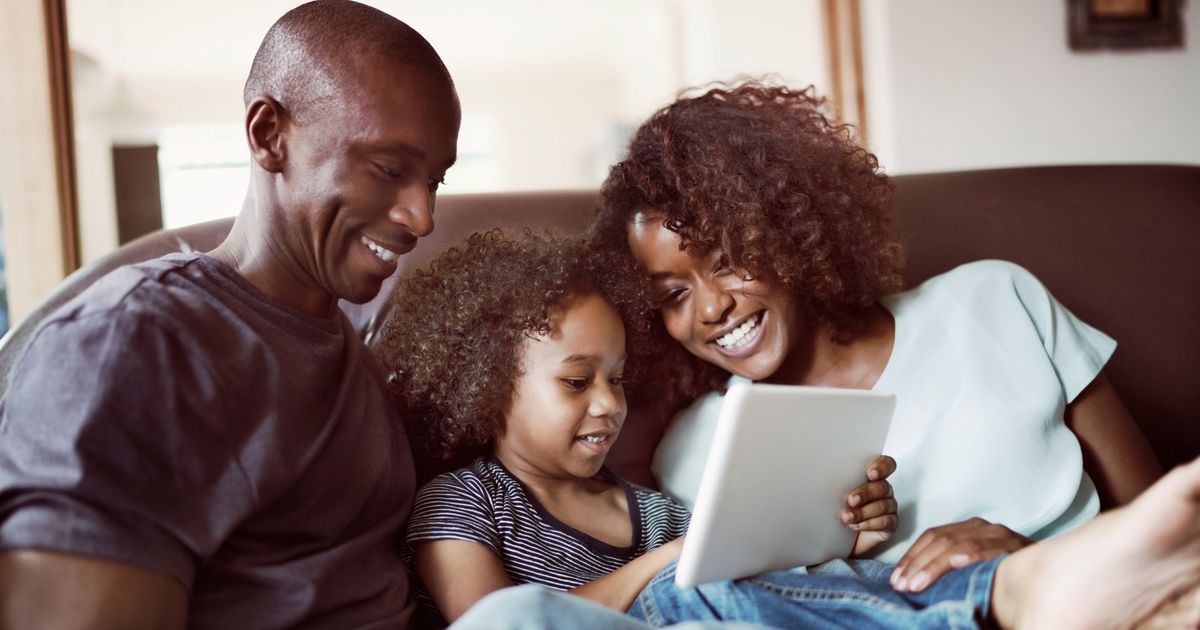 Чтение. Parent in class. Go out with parents. Africa Kids with Tablet.