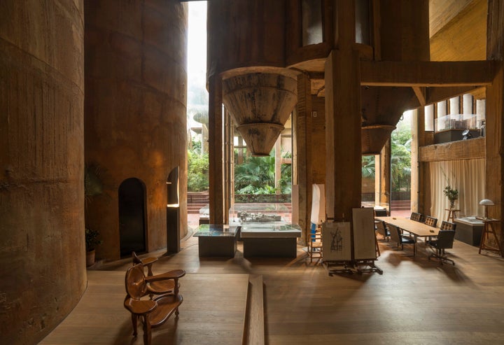 Today, Bofill's team works <a href="http://www.ricardobofill.com/la-fabrica/read/" target="_blank">under the factory silos</a>.