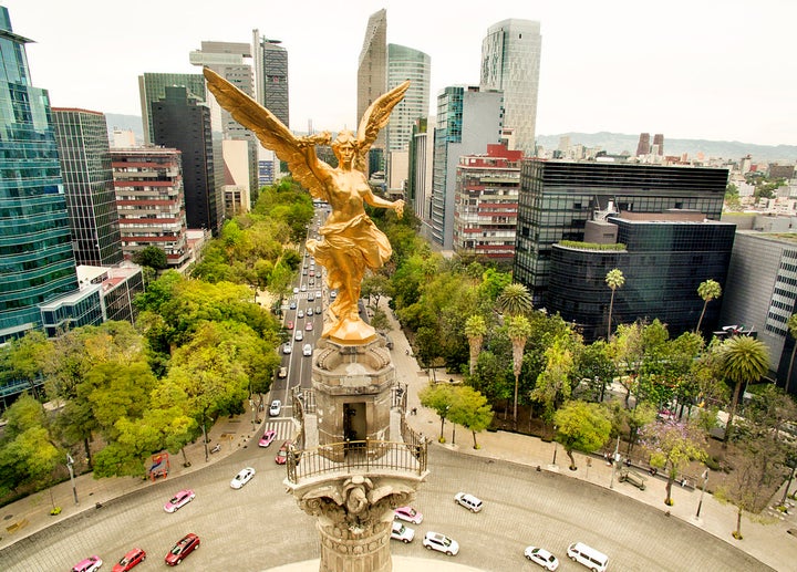 The Angel of Independence looks over Paseo de la Reforma.