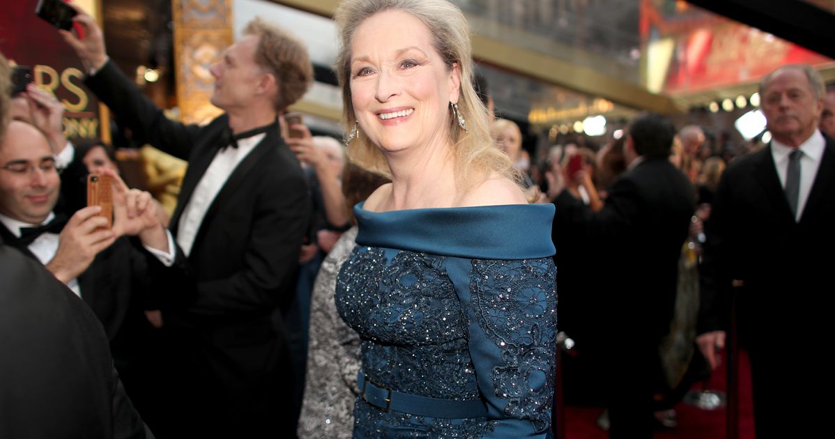 Мерил стрип сколько оскаров. Meryl Streep Oscar. Мерил стрип на красной дорожке. Мерил стрип Оскар. Мэрил стрип на красной ковровой дорожке.