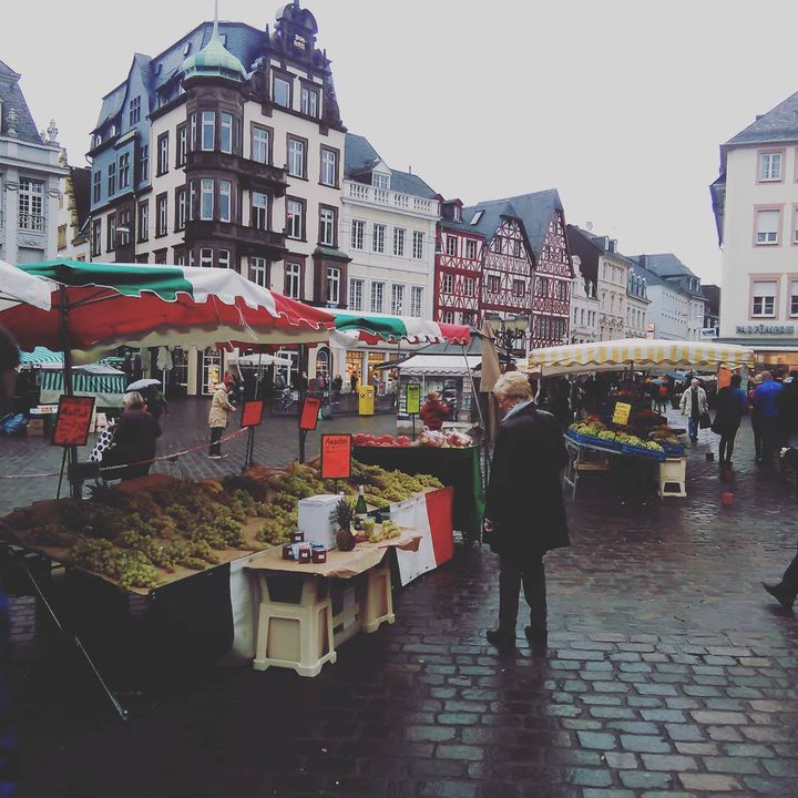 A rainy day in Trier - farmer’s market at Marktbrunnen