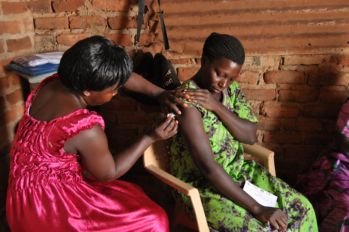 <p>A community health worker with the Nawandala Village Health Team (VHT) gives the Sayana Press injection at her own home in Kiringa B Village, Uganda. </p>