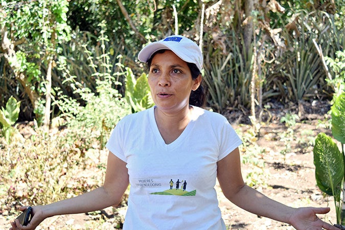  Iris Griselda Gómez, leader of Mujeres en Acción, on the plot. Photo: UN Women/Elisa Cassoni