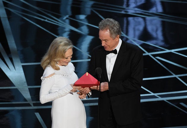 Faye Dunaway and Warren Beatty with the notorious incorrect envelope at the 2017 Academy Awards