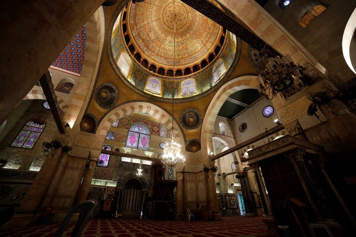 After negotiations on Jerusalem, Frederick visited the Al-Aqsa Mosque and marveled at its beauty. 