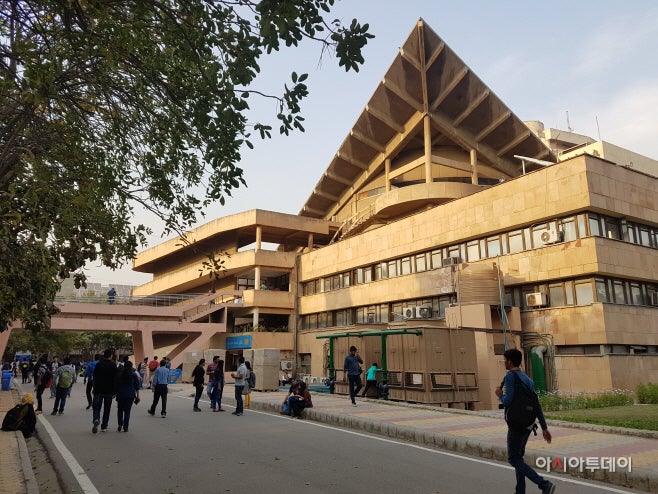 Students of the Indian Institutes of Technology (IITs) are reconsidering their studies and employment in the United States due to Trump's recent executive order on immigration and hate crimes./ Photographed by Jeong In-seo