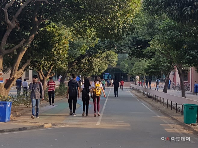 IIT students said, "No matter how much we want to study, we don't want to study where hate crimes take place."/ Photographed by Jeong In-seo