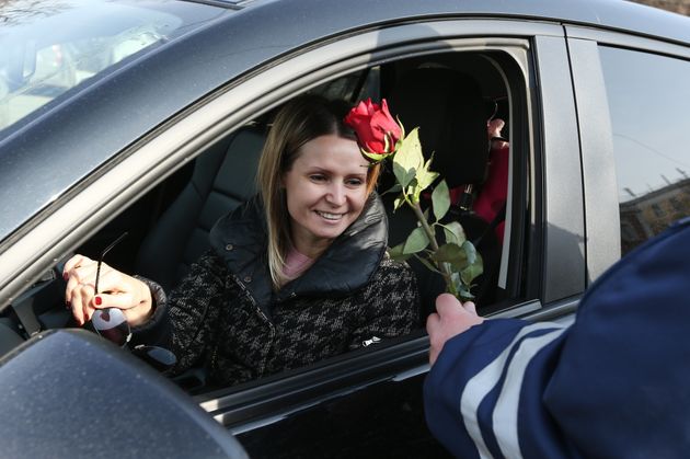 ロシアの警官、国際女性デーに女性運転手へ素敵な贈り物　しかし厳しい現実も...